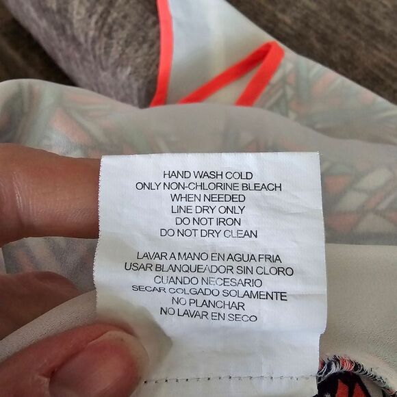 Geometric Patterned Women's Top Size Small - Picture 7 of 7